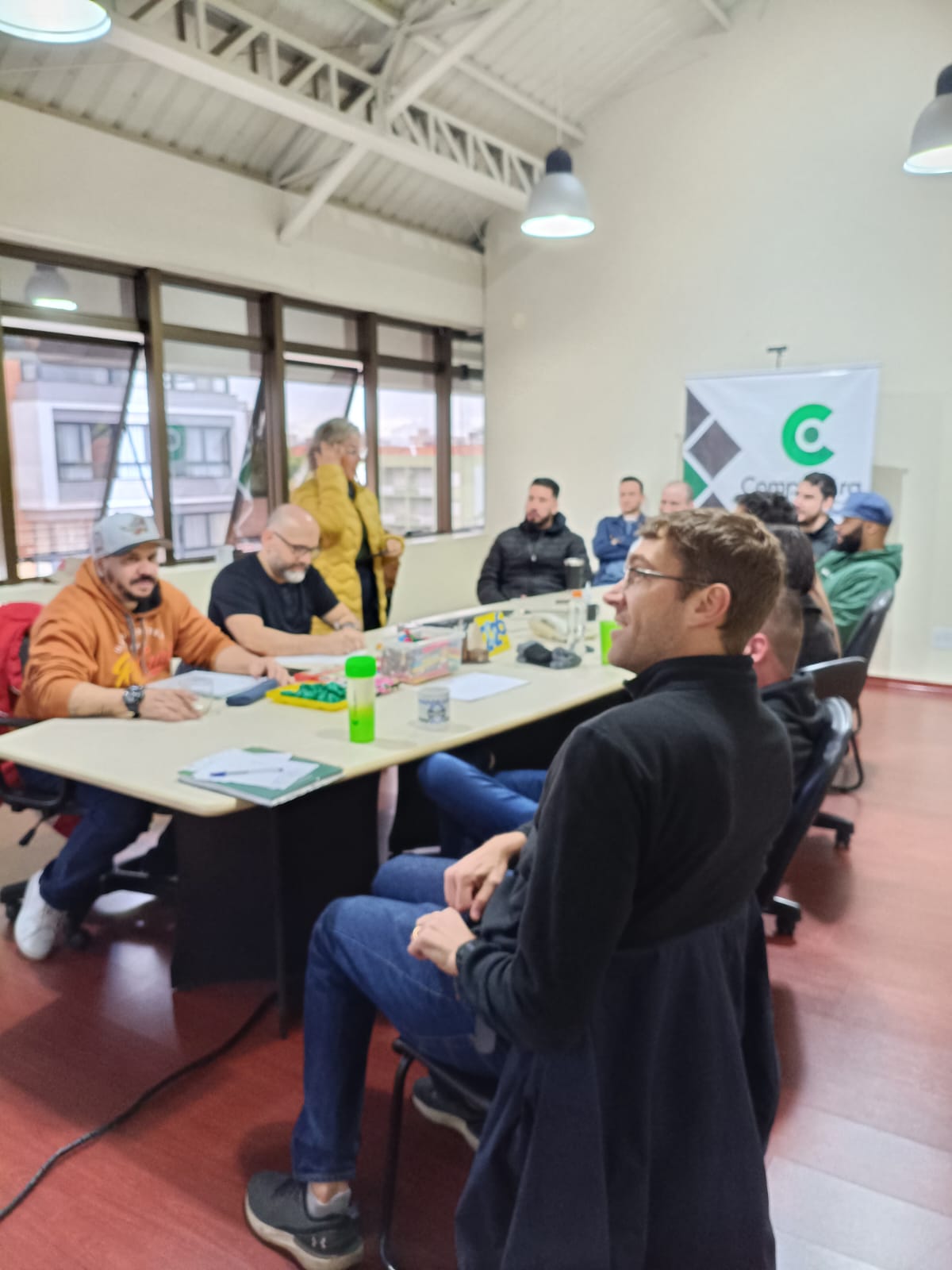 Sala de capacitação da Compuletra com equipe e parceiros