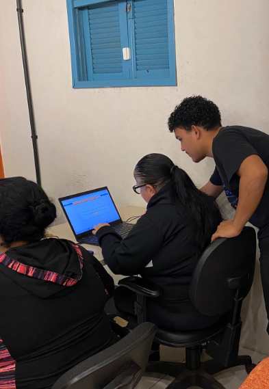 Aluna do Projeto Janelas Abertas acompanhada durante a aula de informática